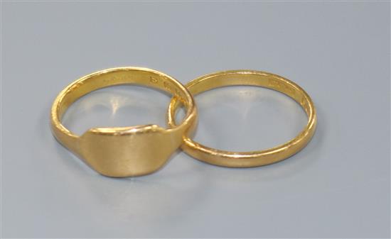 Two 22ct gold rings, 5.1 grams.